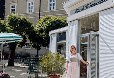 Café Tomaselli Kiosk Eingang mit Elisabeth Aigner